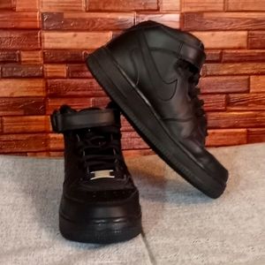 NIKE triple black AF-1 '82